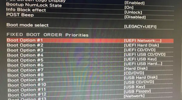 BIOS nie widzi dysku SSD. Widoczny ekran ustawień bootowania, gdzie opcja #1 to "UEFI Network", a dysk SSD nie jest widoczny na liście priorytetów.