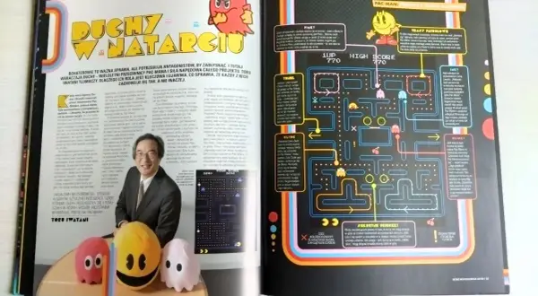 Toru Iwataniego, twórcy Pac-Mana, otaczają pluszowe duszki z gry. Artykuł opisuje strategię gry i postacie.