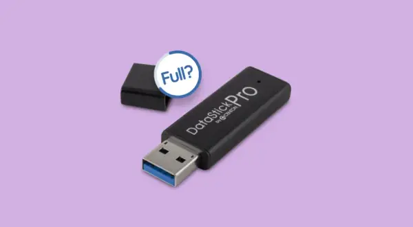 Czarny pendrive DataStick Pro z nakrętką obok. Czy jego pojemność jest wystarczająca?