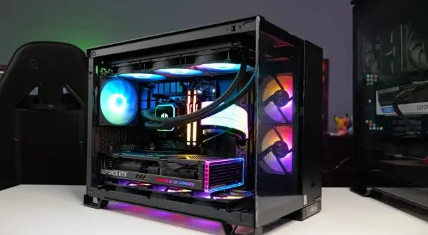 Wnętrze komputera z podświetlanymi wentylatorami i kartą graficzną GeForce RTX. Widać wiele części komputera, w tym chłodzenie procesora i pamięć RAM.