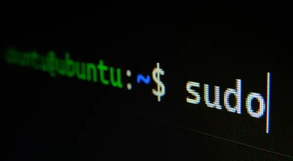 Terminal z napisem "ubuntu:~ $ sudo". Początek historii Linuxa, gdzie polecenie sudo otwiera drzwi do zarządzania systemem.