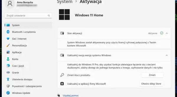 Ekran ustawień Windows 11 Home, sekcja Aktywacja. System jest aktywny, połączony z kontem Microsoft. Możliwe jest uaktualnienie do wersji Pro.