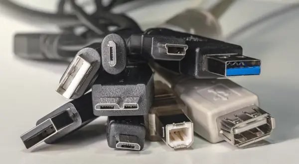 Plątanina kabli USB, w tym złącza USB-A, Micro USB i Mini USB, gotowe do szybkiego transferu danych z prędkością USB 2.0.