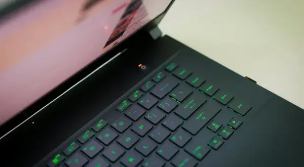Klawiatura laptopa gamingowego z zielonym podświetleniem. Czy laptop gamingowy nadaje się do pracy? Tak, ten model z pewnością!
