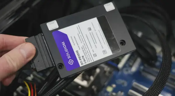 Dysk SSD Solidigm 3.84TB podłączany do komputera. Optymalizacja dysku SSD zapewni szybki dostęp do danych.