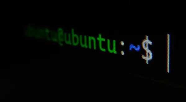 Terminal Ubuntu z zielonym tekstem "ubuntu@ubuntu:~$" - gotowy do konfiguracji własny serwer poczty.