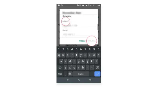 Ekran telefonu z klawiaturą. Widzimy okno dialogowe z polem "Adres IP" i "Brama", gdzie można wpisać dane, by sprawdzić IP na telefonie.