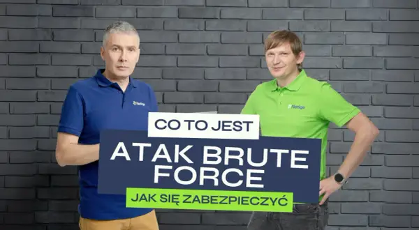 Dwóch mężczyzn omawia atak brute force. Jeden w niebieskiej koszulce, drugi w zielonej.