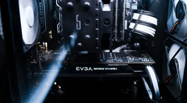 Wnętrze komputera z kartą graficzną EVGA GeForce GTX 1070 Ti. Idealne podzespoły do komputera to klucz do wydajności.