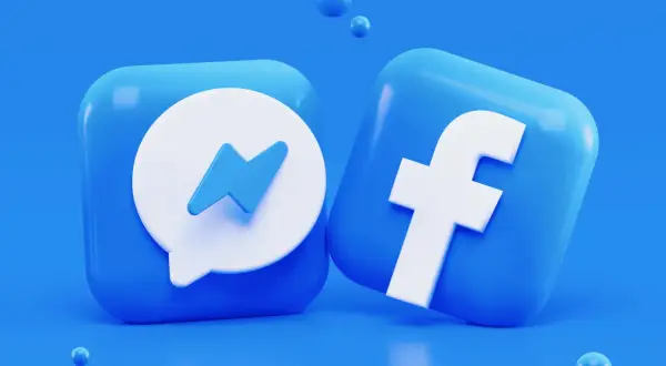 Ikony Facebook i Messenger na niebieskim tle. Uważaj na wirus na Messengerze, który może się ukrywać w wiadomościach.