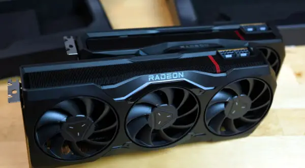 Dwie karty graficzne AMD Radeon z potrójnymi wentylatorami, gotowe do podkręcania wydajności.