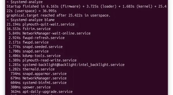 Analiza czasu uruchamiania systemu Linux. Wyniki `systemd-analyze blame` pokazują, które usługi spowalniają autostart.