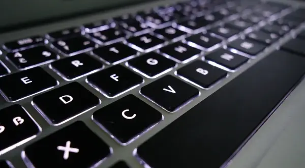Klawiatura laptopa z podświetlanymi klawiszami. Dowiedz się, jak wygasić ekran w laptopie, naciskając odpowiednie kombinacje klawiszy.