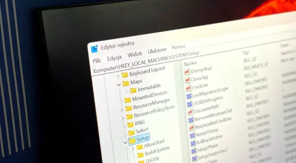 Edytor rejestru Windows 11, gałąź Setup. Widoczne wpisy związane z konfiguracją systemu, np. CloneTag, CmdLine, RestartSetup.