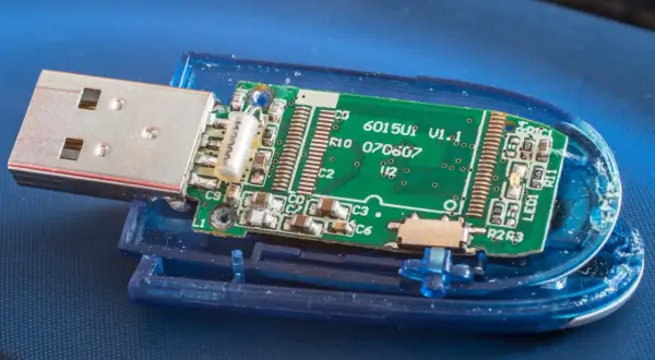 Rozłożony pendrive z widoczną zieloną płytką drukowaną i złączem USB. Dylemat: ntfs czy fat32 dla tej pamięci?