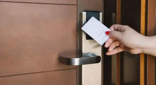 Karta zbliżeniowa przy zamku hotelowym. Proces autoryzacji a autentykacja w praktyce.
