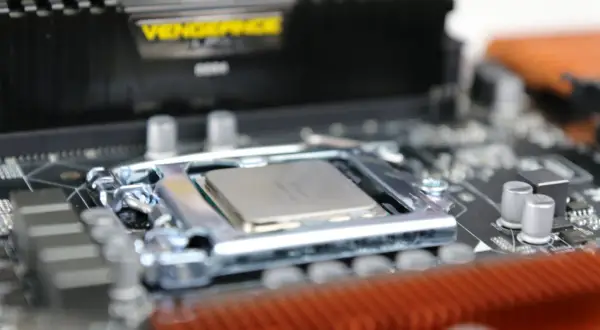 Procesor Intel Core i5-6500 zamontowany w gnieździe LGA1151 na płycie głównej. W tle widać moduł pamięci RAM Corsair Vengeance.