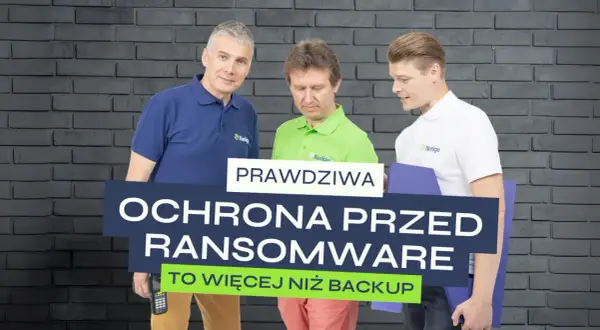 Trzech mężczyzn omawia skuteczną ochronę przed ransomware. Podkreślają, że to coś więcej niż tylko backup.