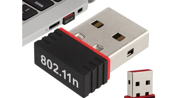Kompaktowy adapter Wi-Fi USB 802.11n podłączony do laptopa, zapewniający szybki internet.