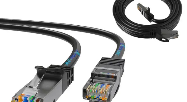 Dwa kable Ethernet z przezroczystymi wtyczkami RJ45 i zwinięty kabel w tle. Różne kategorie kabli ethernet.