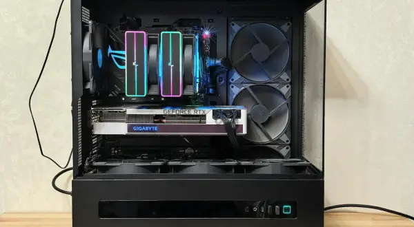 Komputer z podświetleniem RGB, idealny do **Kodi** na **Linux**. W środku karta Gigabyte GeForce RTX i chłodzenie wodne.