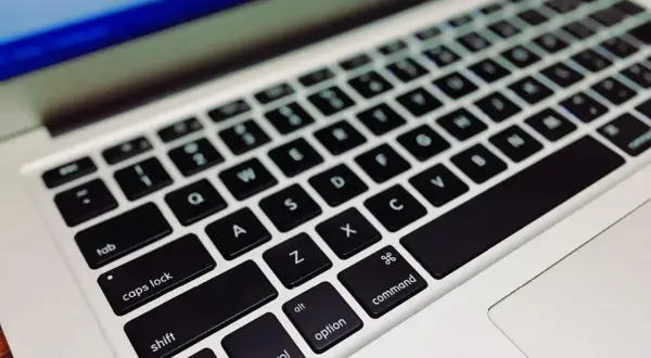 Klawiatura laptopa, gdzie litery tworzą słowo "exploit co to".