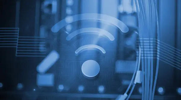 Brak karty sieciowej w laptopie. Symbol Wi-Fi na tle obwodów drukowanych.