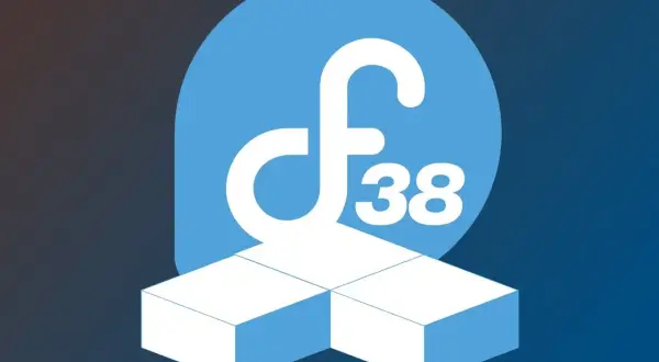 Logo Fedory 38 na niebieskim tle, z białym symbolem "f" i liczbą "38" oraz białymi sześcianami.