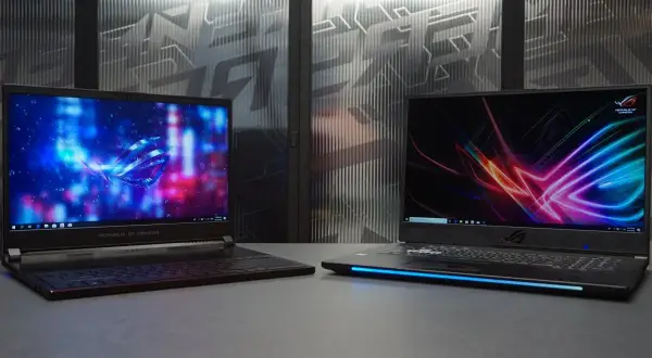 Dwa laptopy gamingowe ROG z podświetlanymi ekranami i klawiaturami. To odpowiedź na pytanie: laptop gamingowy co to jest.