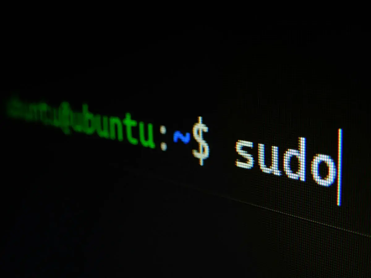 Na ekranie terminala polski linux Ubuntu wyświetla polecenie "sudo".