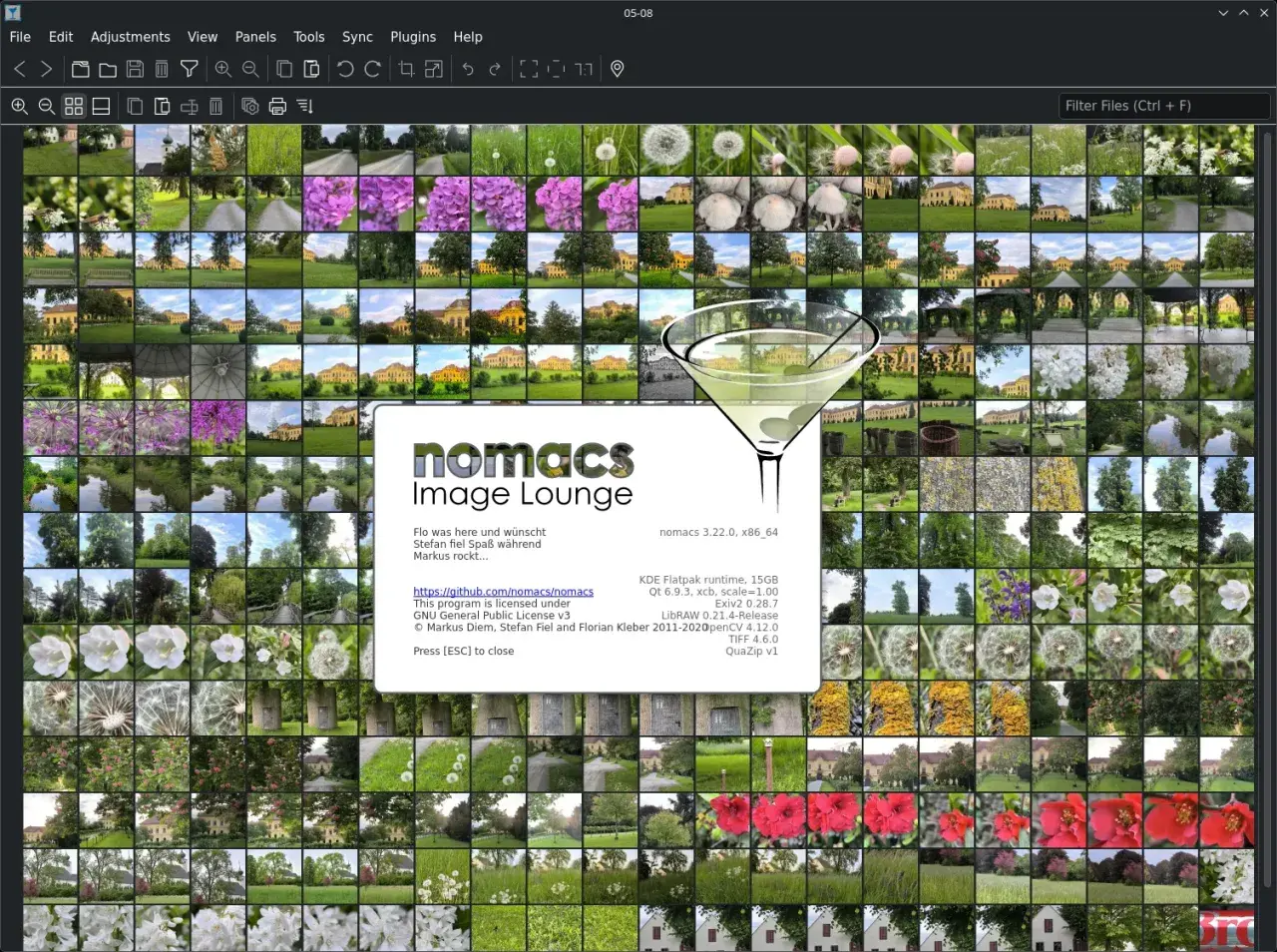 Okno programu nomacs z mozaiką zdjęć przyrody i budynków. W centrum koktajl i informacje o programie.