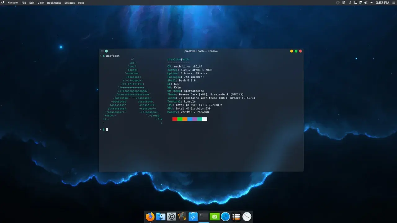 Na ekranie komputera z tapetą kosmiczną widać okno terminala z informacjami o systemie **Kodachi Linux**.
