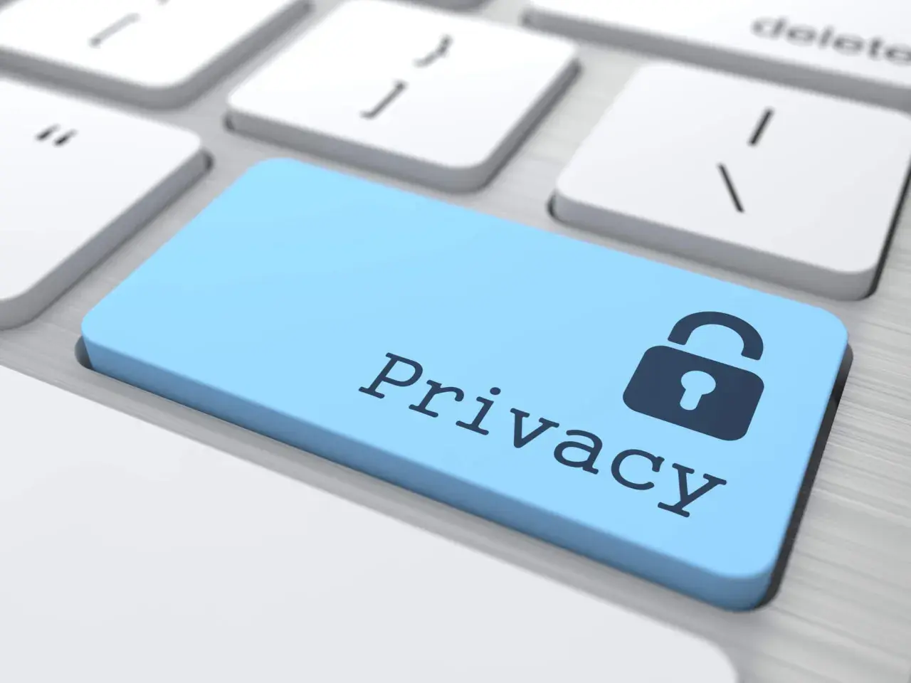 Niebieski klawisz z symbolem kłódki i napisem "Privacy" na klawiaturze. Dbałość o prywatność w sieci jest kluczowa.