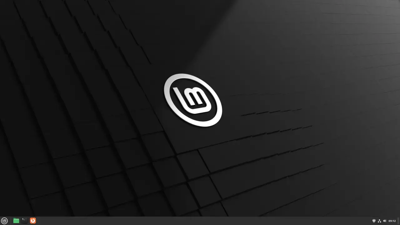Minimalistyczny pulpit z logo Linux Mint XFCE na czarnym, geometrycznym tle.
