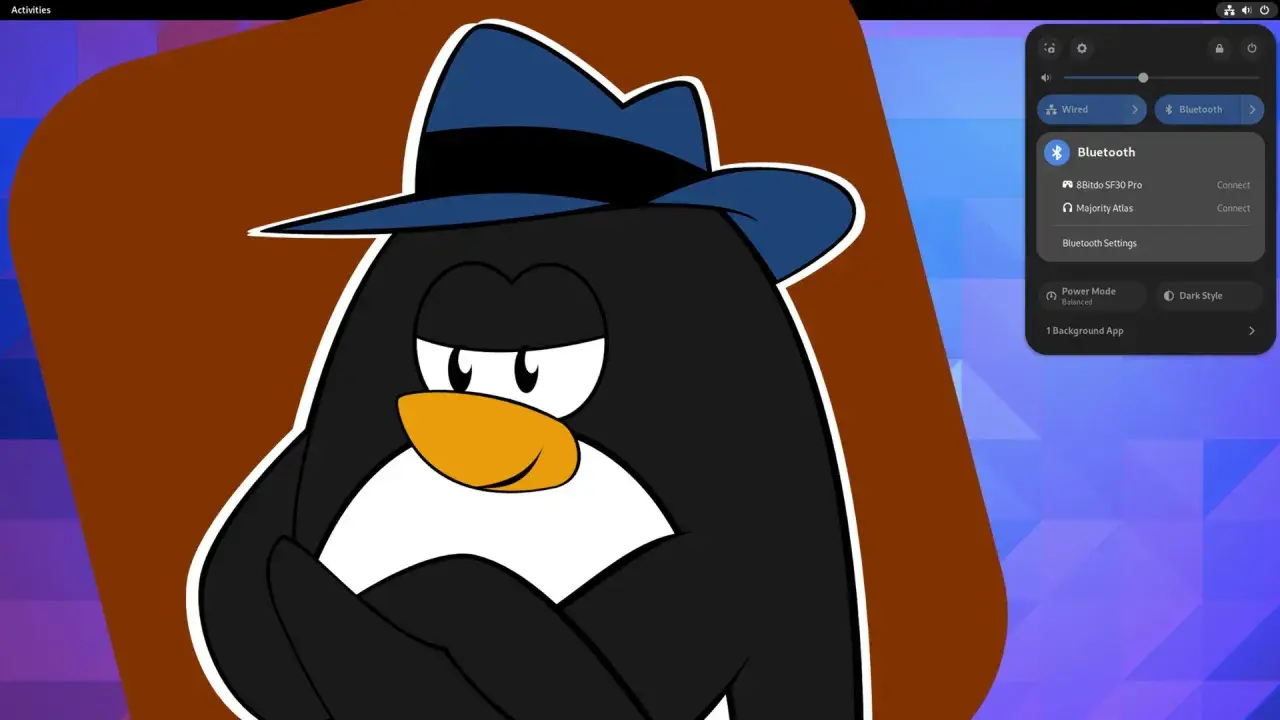 Pingwin w fedorze na tle pulpitu Fedora 37, z widocznym panelem ustawień Bluetooth.
