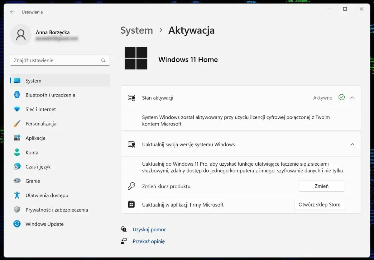 Ekran ustawień Windows 11 Home, sekcja Aktywacja. System jest aktywny, połączony z kontem Microsoft. Możliwe jest uaktualnienie do wersji Pro.