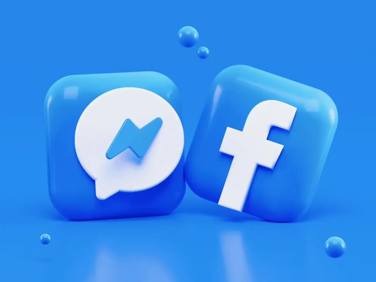 Ikony Facebook i Messenger na niebieskim tle. Uważaj na wirus na Messengerze, który może się ukrywać w wiadomościach.