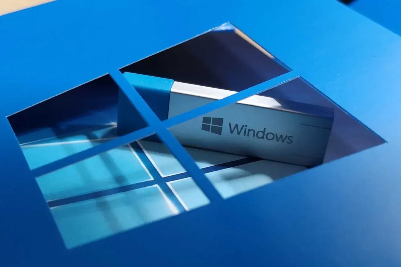 Pendrive z logo Windows, gotowy do instalacji systemu Windows 10.