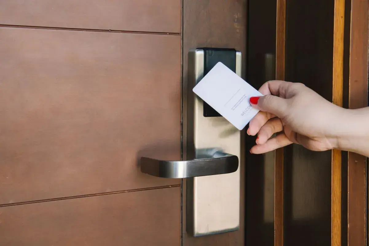 Karta zbliżeniowa przy zamku hotelowym. Proces autoryzacji a autentykacja w praktyce.