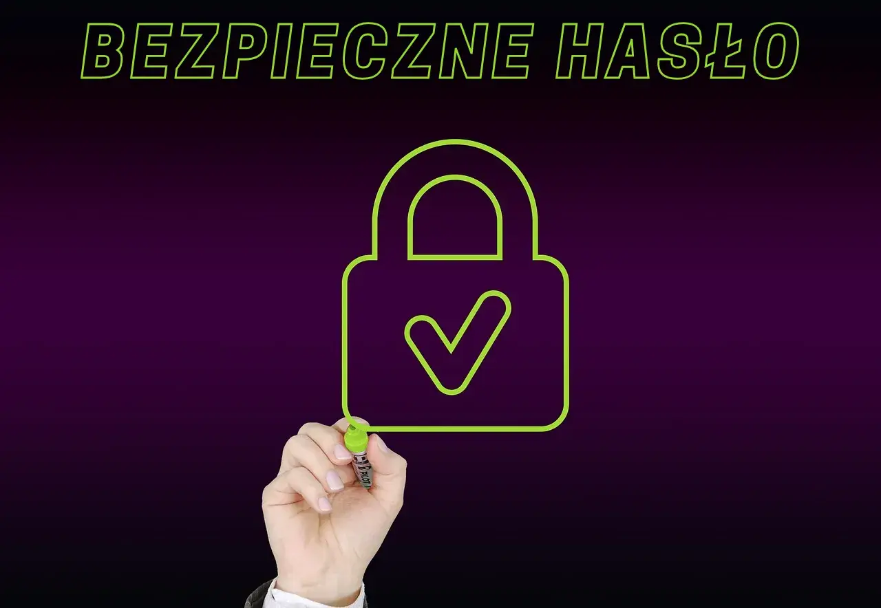Rysunek kłódki z zaznaczonym haczykiem i napisem "BEZPIECZNE HASŁO". Dobre przykłady haseł to podstawa bezpieczeństwa.