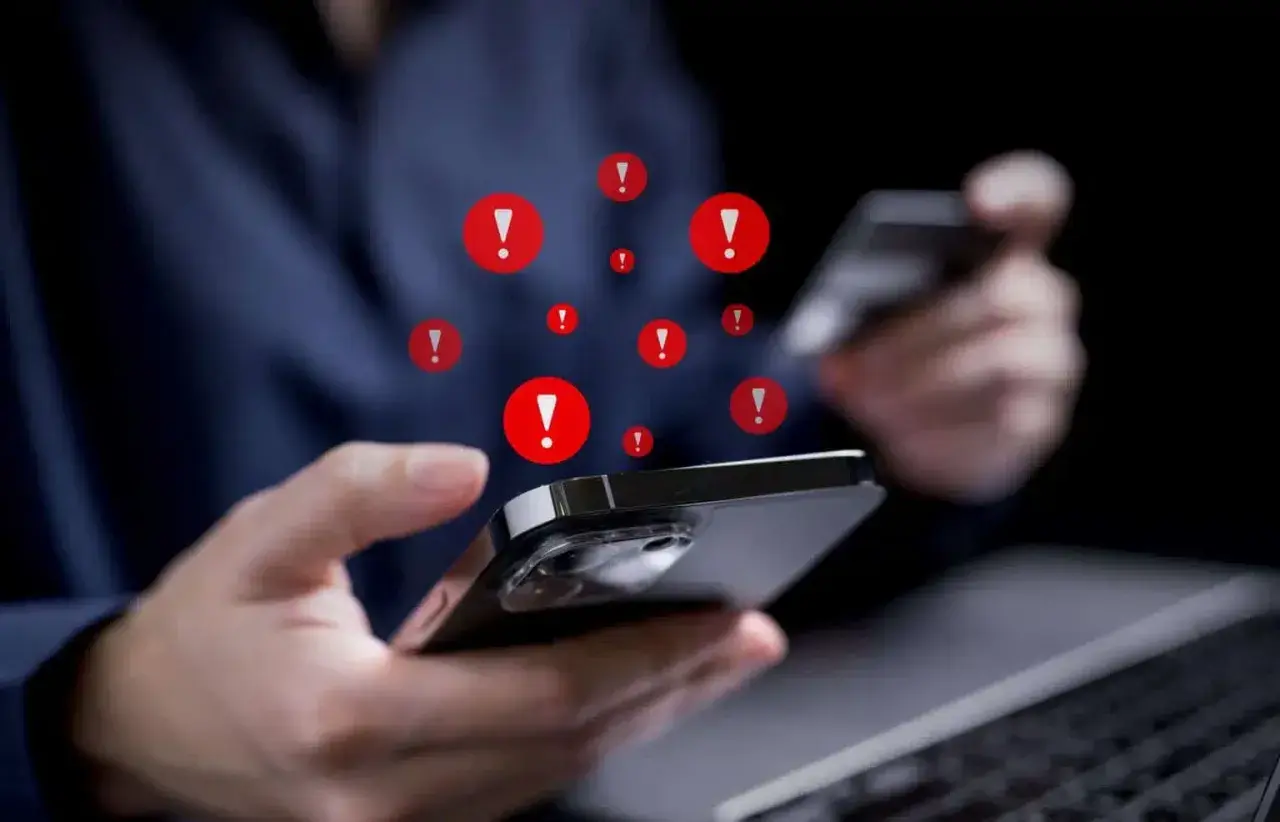 Ostrzeżenia na ekranie telefonu, gdy ktoś próbuje dokonać płatności. To może być pharming – oszustwo polegające na przekierowaniu do fałszywej strony.