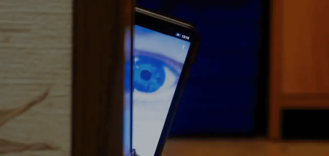 Oko na ekranie telefonu, jakby ktoś prowadził szpiegowanie telefonu.