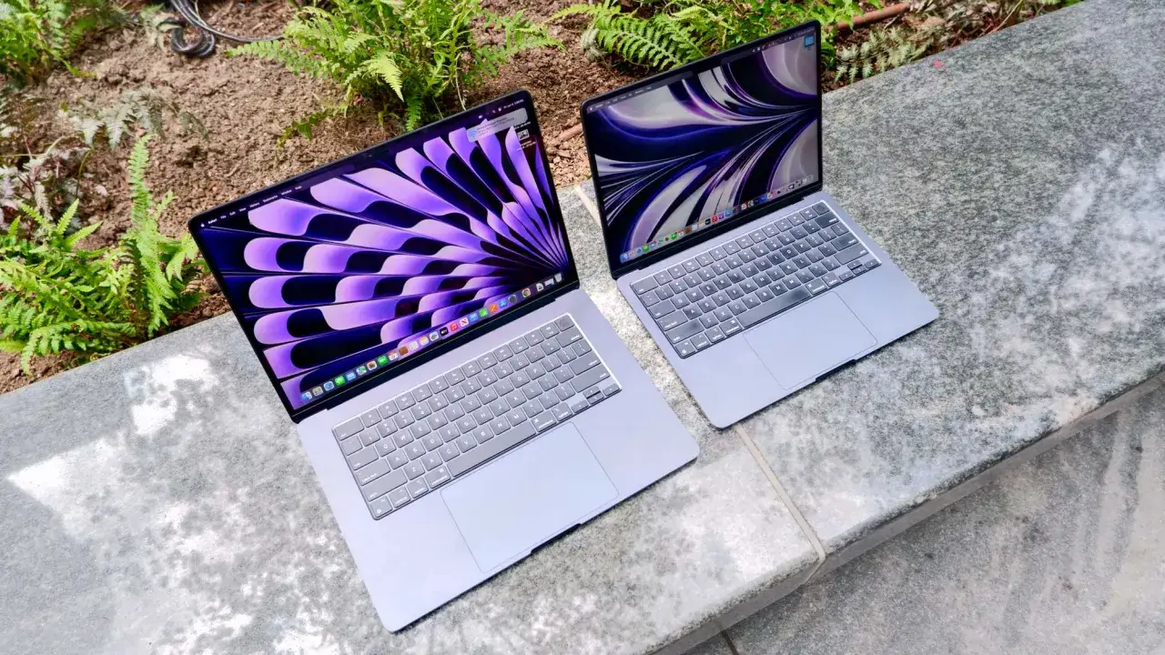 Dwa laptopy MacBook Air na kamiennym blacie. Zwróć uwagę na ich lekkość i smukłą konstrukcję, idealną do pracy w plenerze.