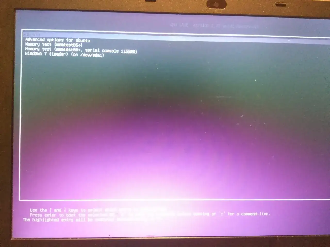 Ekran startowy GRUB z opcjami dla Ubuntu i Windows 7. Można wybrać system do uruchomienia.