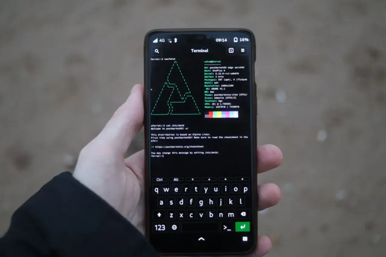Smartfon z uruchomionym terminalem, pokazujący informacje o systemie linux na telefon. Widać neofetch i powitanie postmarketOS.