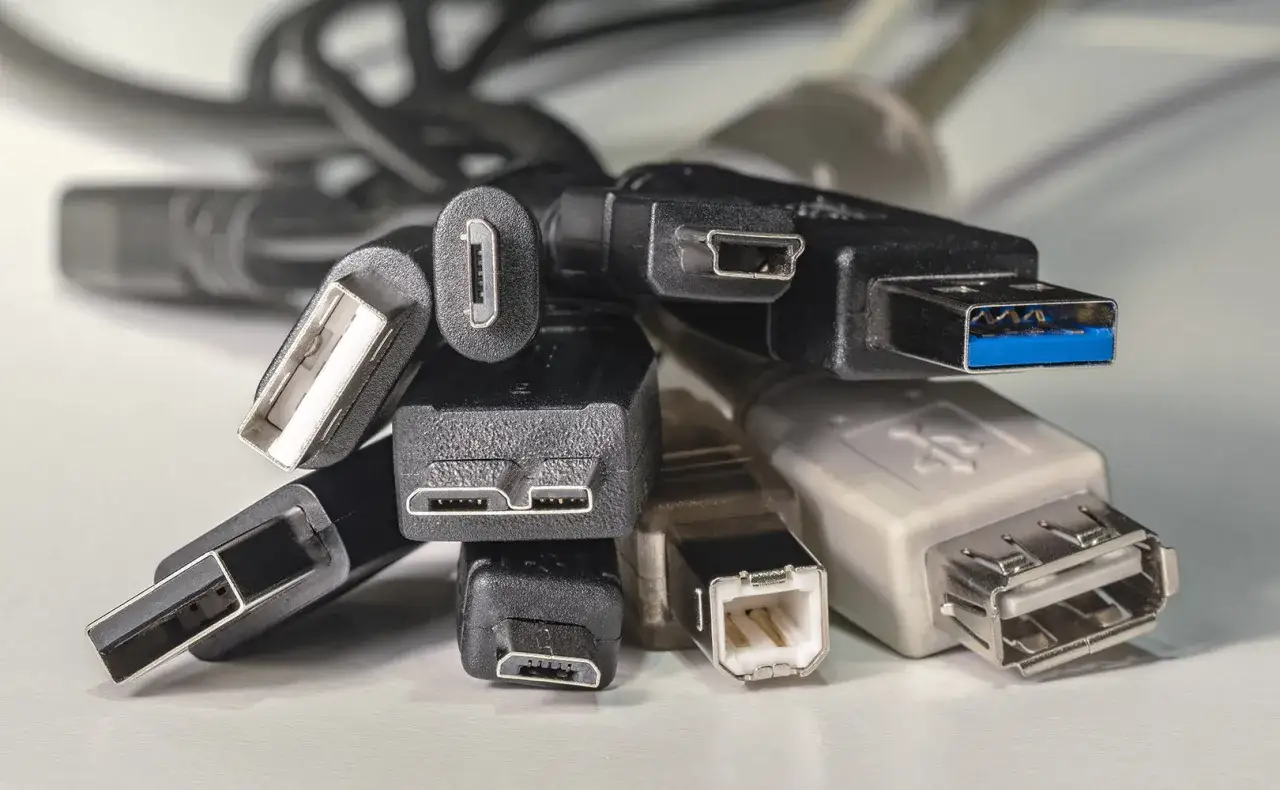 Plątanina kabli USB, w tym złącza USB 2.0 prędkość, micro USB i USB-A, gotowe do podłączenia urządzeń.