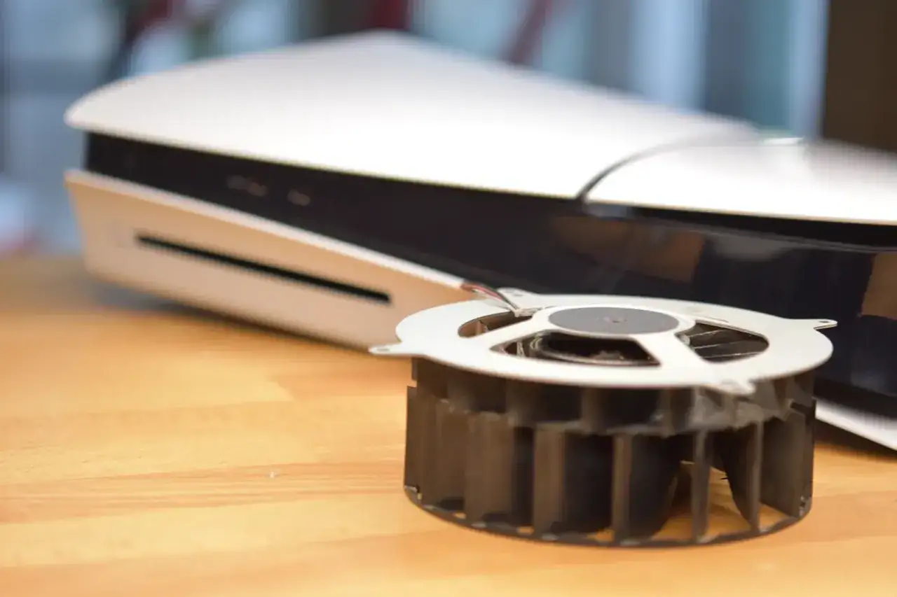 Wentylator konsoli PlayStation 5, który może być przyczyną problemów z throttlingiem.