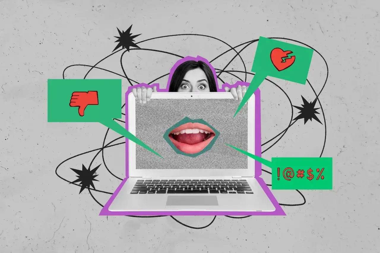 Doxing co to? Przerażona twarz nad laptopem, z którego wydobywa się krzyk i symbole hejtu: kciuk w dół, złamane serce, przekleństwa.