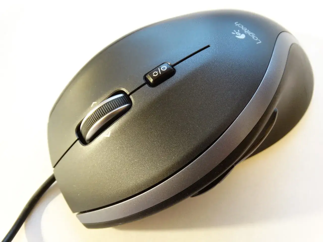 Ergonomiczna myszka komputerowa Logitech z rolką i przyciskiem. Różne rodzaje myszek komputerowych oferują różne funkcje.