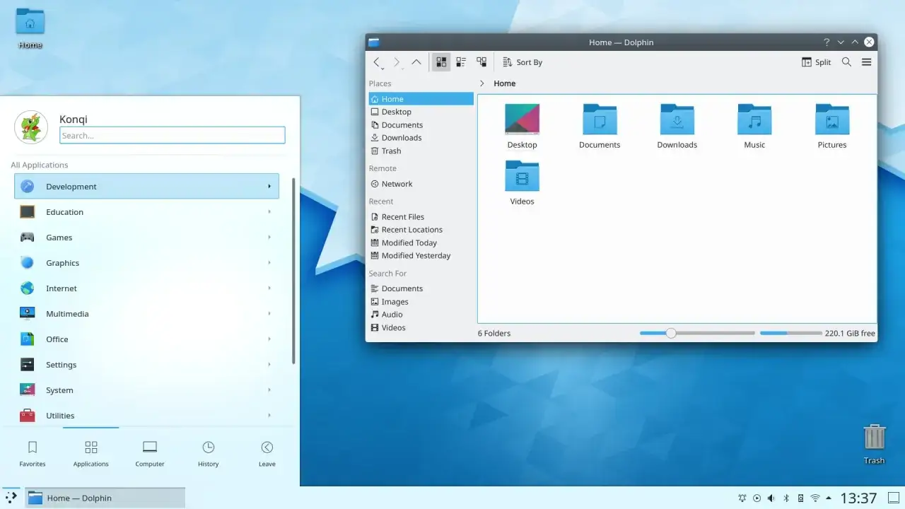 Widok pulpitu z KDE Plasma 5, menedżer plików Dolphin z folderami i paskiem bocznym.